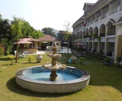 https://imgcld.yatra.com/ytimages/image/upload/t_hotel_yatra_city_desktop/v1432096246/Domestic Hotels/Hotels_Corbett/Le Roi Corbett/Inner_View-1.jpg